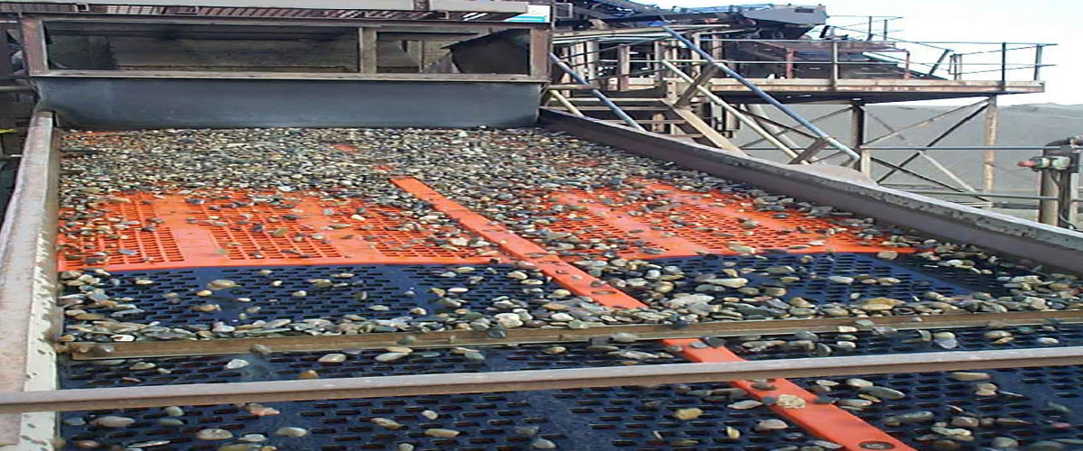 Shaker screens processing drilling fluid on a rig